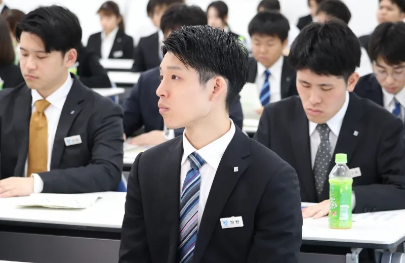 名刺交換をしている画像