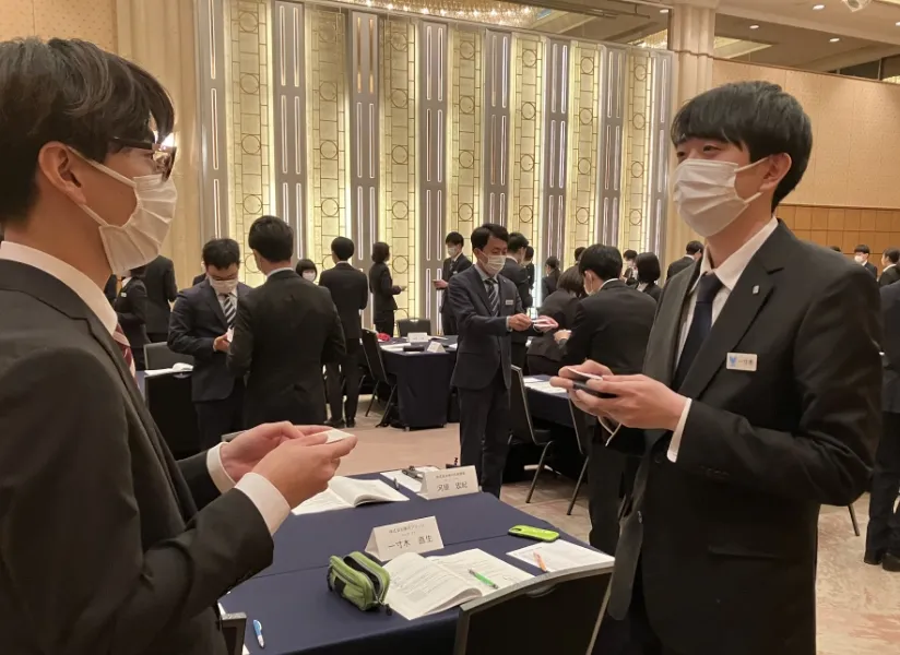 名刺交換をしている画像